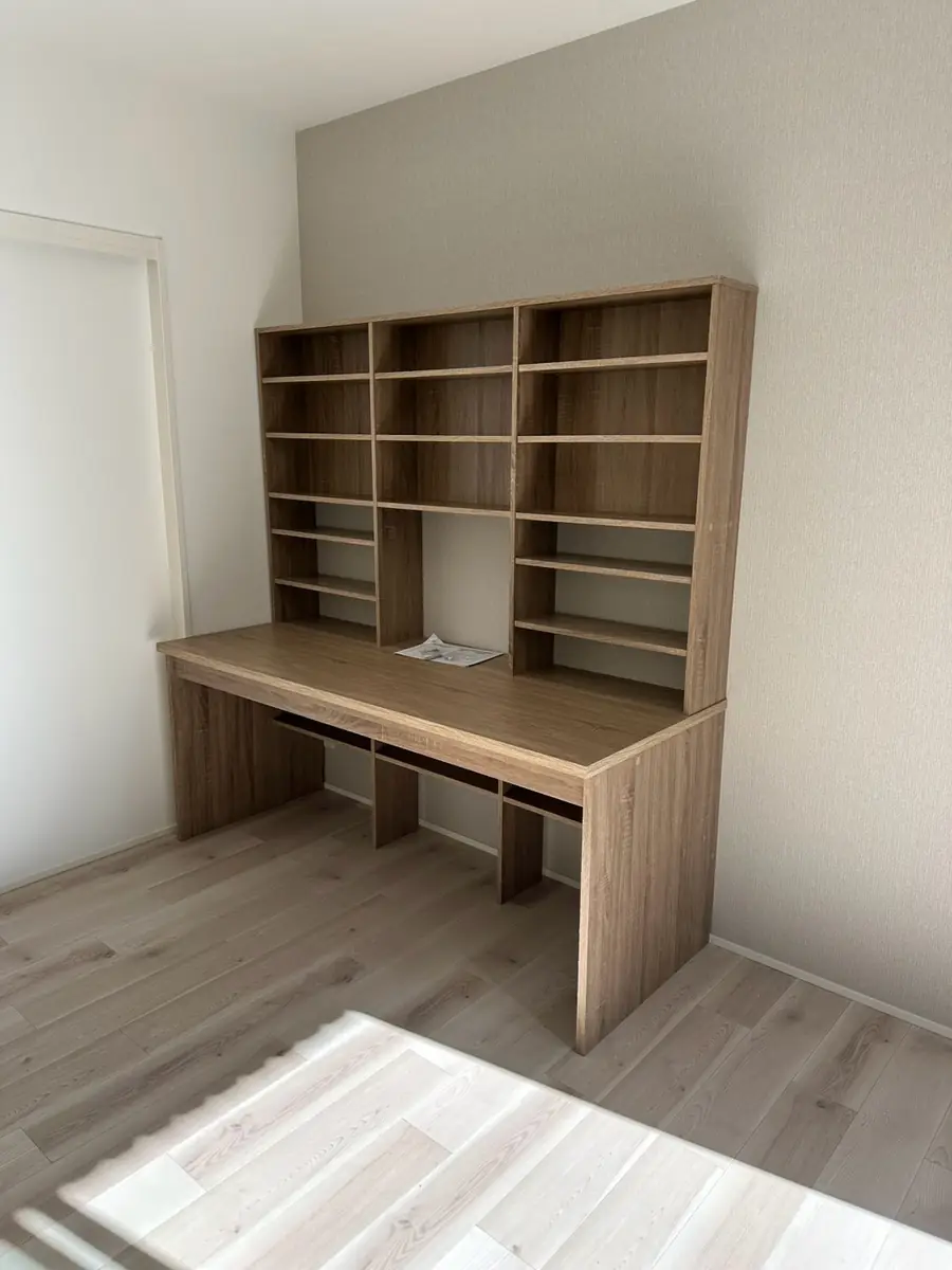 組み立てを終えた大型デスク