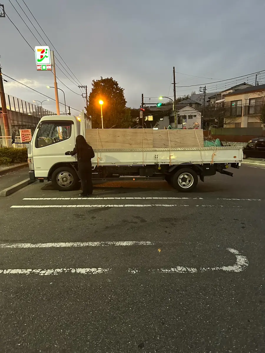 不用品を積載した車両