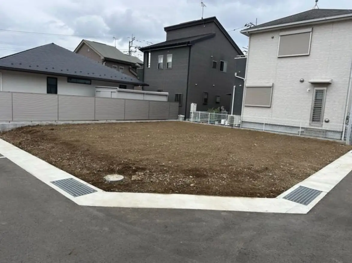 草刈りを終えて見通しが良くなった空き地